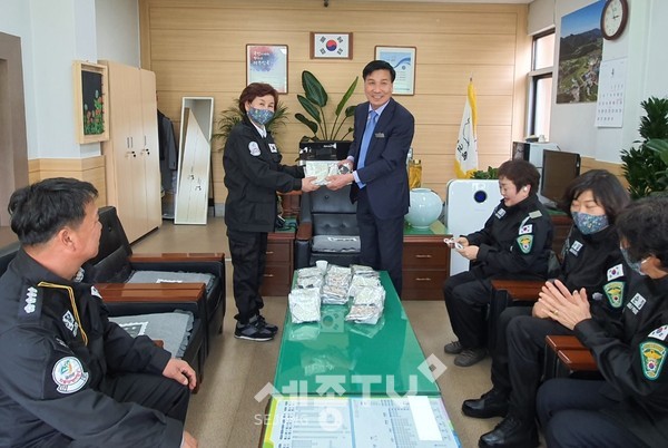 금산 복수면자율방범대 코로나19 대비 면 마스크 전달 모습. (사진제공=금산군청)