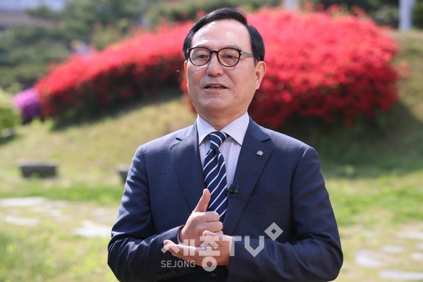 박상돈 천안시장이 29일 오전 시청 버들광장에서 코로나19 관련 의료인에게 고마움을 전하는 ‘덕분에 챌린지’에 참여하고 있다. (사진제공=천안시청)