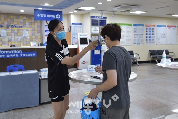 천안시시설관리공단 관계자가 체육시설 이용객의 발열 여부를 확인하고 있다.(사진제공=천안시청)