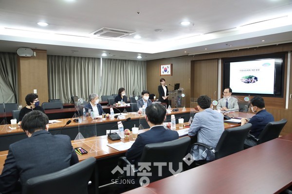 천안시가 지난 26일 시청 중회의실에서 아동복지심의위원회를 진행하고 있다.(사진제공=천안시청)