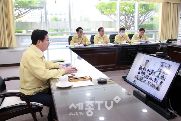 장종태 서구청장은 8일 청사 보라매실에서 실･국장급 이상 간부, 온라인 영상회의로 23개 동장이 참여한 가운데 민선7기 후반기 첫 확대간부회의를 주재하고 있다.(사진제공=서구청)