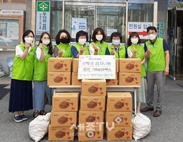 부성2동 행복키움지원단이 9일 행정복지센터에 후원물품(햇감자 200kg)을 전달하고 있다.(사진제공=천안시청)