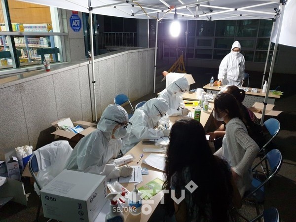 코로나19 이동선별진료소 운영 모습.(사진제공=금산군청)