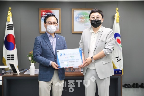 SL홀딩스가 17일 천안시청 시장실에서의 전달식을 열고 지역 아동‧청소년 소외계층(그룹홈 대상)을 위해 1,234만 원의 후원금을 천안시복지재단에 기탁해 박상돈 시장과 김선린 회장이 기념사진을 촬영하고 있다.(사진제공=천안시청)