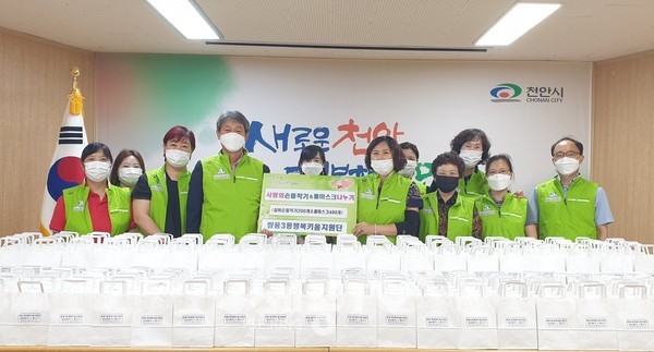 쌍용3동 행복키움지원단이 21일 저소득 어르신들을 위해 실버손톱깎이와 쿨마스크를 지원했다.(사진제공=천안시청)