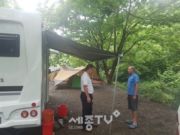 조성무 광덕면장이 광덕면 계곡에서 캠핑중인 야영객에게 집중호우로 인한 피해를 입지 않도록 계도활동을 펼쳤다. (사진제공=천안시청)