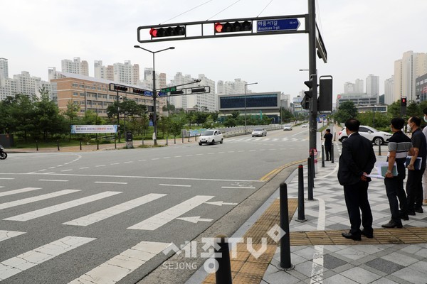 세종시의회,아름동 보듬3로 교차로(4개소) 신호체계개선 현장 점검.(사진제공=세종시의회)