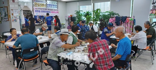 성정2동 주민자치위원회가 31일 천안지역 농아인분들에게 삼계탕을 대접하고 있다.(사진제공=천안시청)