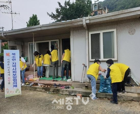 복수면지역사회보장협 현관 방충만 설치 모습. (사진제공=금산군청)