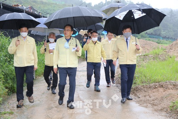 현장을 살피는 최영규 금산부군수와 박종호 산림청장.
