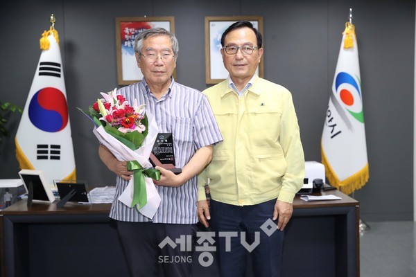 향토사학자 임명순 씨가 유관순 열사와 관련된 자료 800여 점을 기탁해 지난 10일 박상돈 천안시장이 수탁증서와 감사패를 전달하고 있다. (사진제공=천안시청)