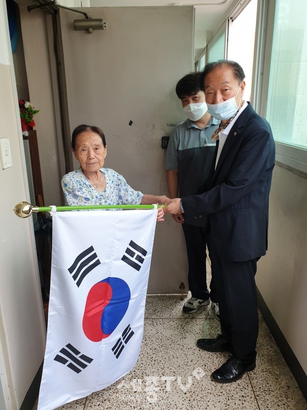 대전 서구 둔산3동 바르게살기위원회(위원장 홍종희)는 지난 13일 제75주년 8·15 광복절을 맞이하여 관내 만 100세 이상 독거노인에게 태극기를 전달했다.(사진제공=서구청)