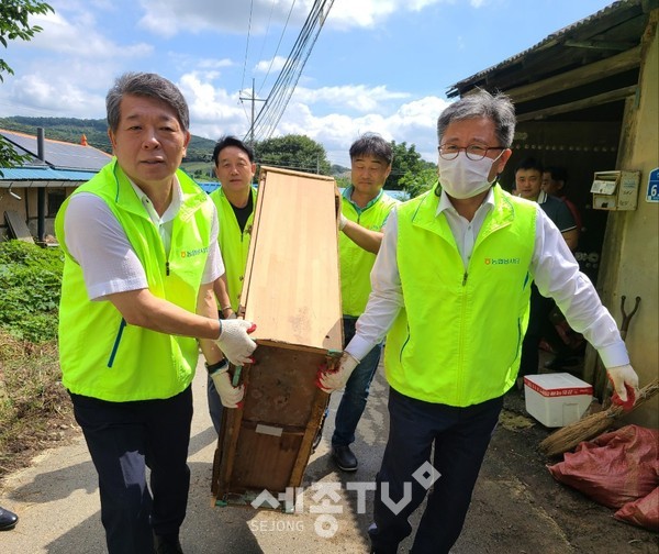 농협중앙회 충남지역본부 길정섭 본부장과 임춘숙 고향주부모임 충남도지회장, 홍순광 농협천안시지부장, 조덕현 동천안농협조합장, 고향주부모임충남도연합회 시군회장단 등 농촌봉사단이 주거환경개선을 통한 사랑·행복 나눔에 구슬땀을 흘렸다. (사진제공=농협은행 충남지역본부)