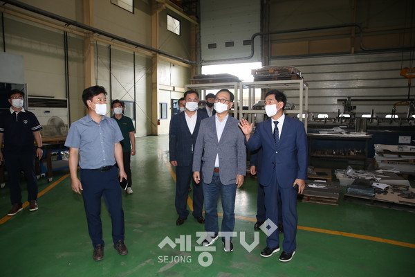 박상돈 천안시장이 13일 천안제4산업단지를 방문하고 입주기업체인 탑텍을 둘러보고 있다. (사진제공=천안시청)