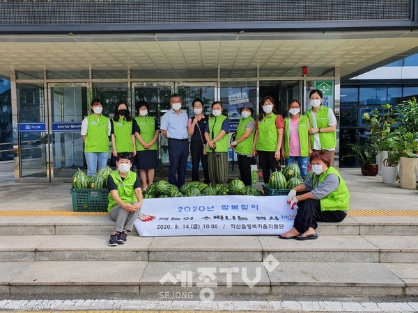 직산읍 행복키움지원단이 14일 지역 내 저소득가구를 위한 ‘복놀이 수박나눔’행사를 진행했다. (사진제공=천안시청)