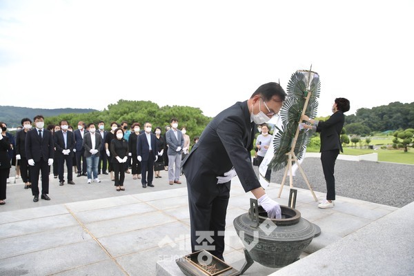 박상돈 천안시장이 14일 일본군 위안부 피해자 기림의 날을 맞아 국립 망향의동산을 찾아 위령탑에 헌화하고 있다. (사진제공=천안시청)