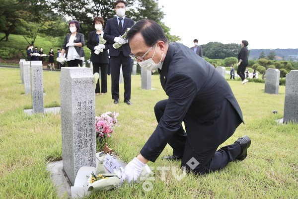 14일 박상돈 천안시장이 기림의 날을 맞아 고 김학순 할머니 묘역에 헌화를 하고 있다. (사진제공=천안시장)