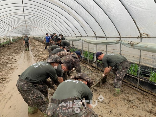 수해피해 복구 자원봉사 현장. (사진제공=천안시청)
