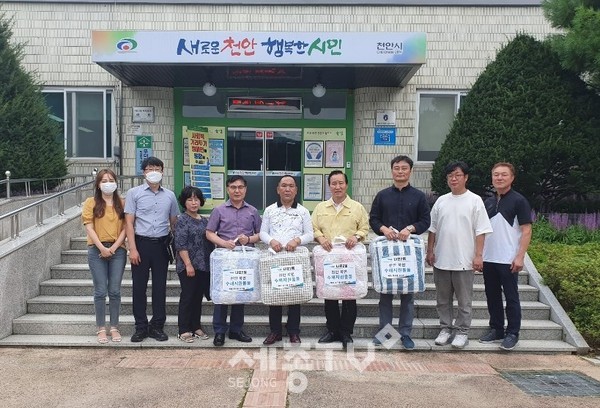 군산 나운2동의 이불 기증 모습. (사진제공=천안시청)