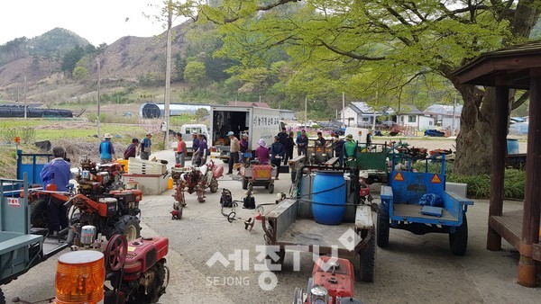 농기계　긴급 순회수리 모습. (사진제공=금산군청)
