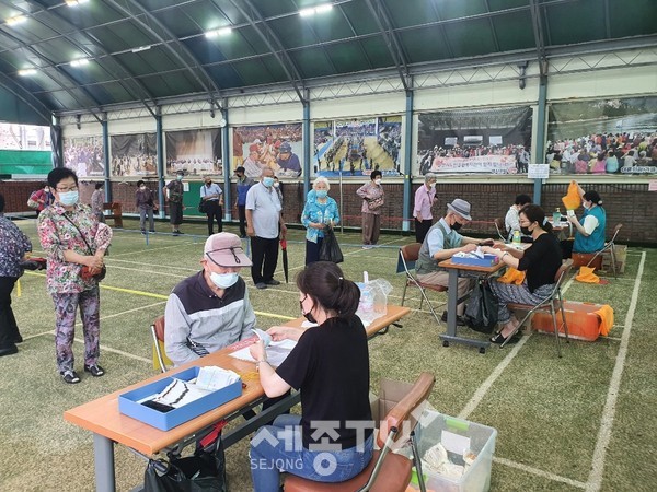 천안시노인종합복지관, 아우내은빛복지관 등과 함께 은행직원이 직접 방문해 온누리상품권을 지급하고 있다. (사진제공=천안시청)