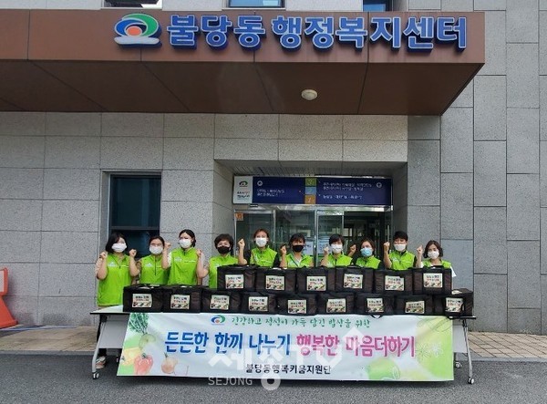 불당동 행복키움지원단이 지난 18일 지역 내 취약계층 15가구를 대상으로 ‘든든한 한끼 밑반찬 지원 사업’을 진행했다. (사진제공=천안시청)