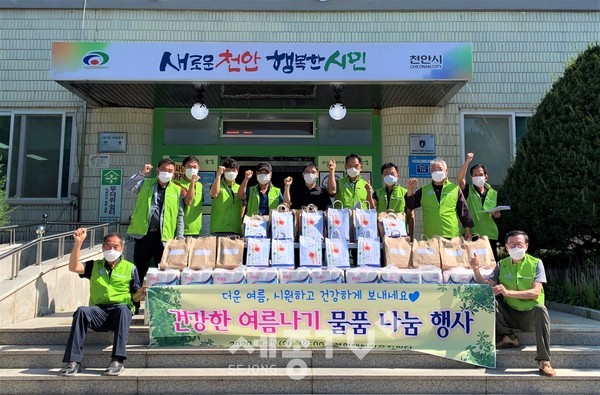 북면 맞춤형복지팀이 25일 지역 내 취약계층을 위한 물품(풍기인견이불, 프리미엄 쿨 마스크)을 전달했다. (사진제공=천안시청)