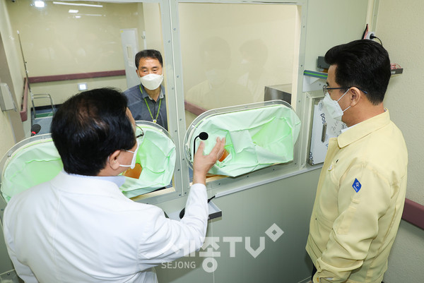 허태정 대전시장 보훈병원 현장 점검. (사진제공=대전시청)