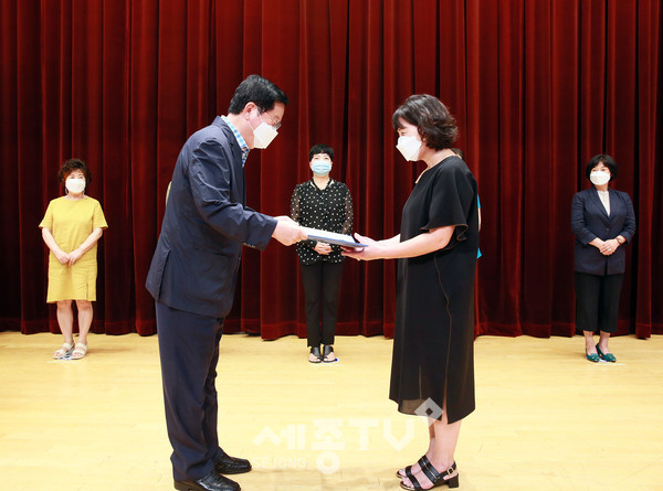 장종태 서구청장이 양성평등 향상 유공자에 대한 표창을 수여하고 있다. (사진제공=서구청)