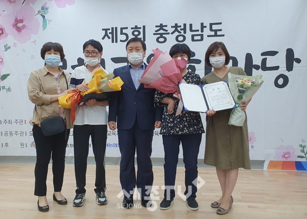 (왼쪽부터 김기희 문해교사, 최진산 수상자, 조이현 충남평생교육진흥원장, 편묘순 수상자, 지정화 문해교사) 사진제공=공주시청