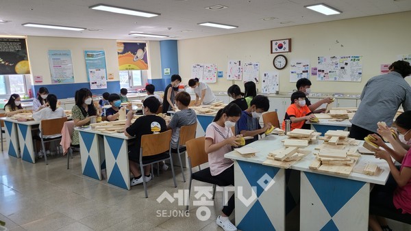 지난 9월 1일, 연양초등학교 6학년 학생들이 연양초 2층 가사실에서 목공 체험프로그램을 수강하는 모습.(사진제공=세종시교육청)