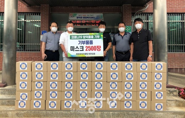 희망로터리클럽 김기덕 회장이 11일 광덕면 내 취약계층을 위해 마스크 2,500매를 기부했다.(사진제공=천안시청)