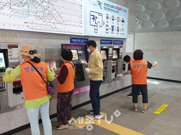 천안시 쌍용2동 자율방재단이 11일 쌍용역을 중심으로 지역 내 코로나19 방역 소독활동을 펼쳤다.(사진제공=천안시청)