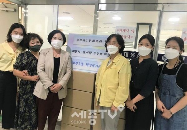 비렌티웨딩홀이 코로나19로 지친 천안시 서북구보건소 직원들과 부성1동 지역 내 어려운 이웃에게 도시락을 제공했다.(사진제공=천안시청)