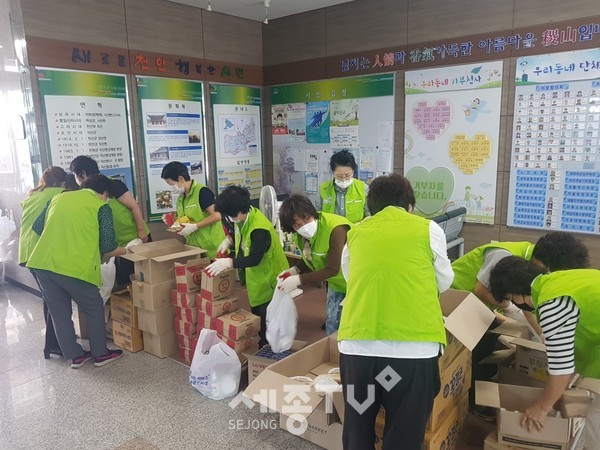 천안시 직산읍 행복키움지원단이 16일 지역 내 소외계층을 대상으로 푸드뱅크를 운영했다.(사진제공=천안시청)