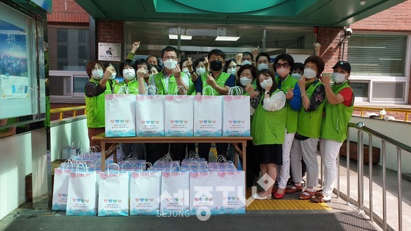 천안시 성정1동 행복키움지원단이 지난 24일 지역 내 저소득 노인가구를 대상으로 추석맞이 행복물품을 전달했다.(사진제공=천안시청)