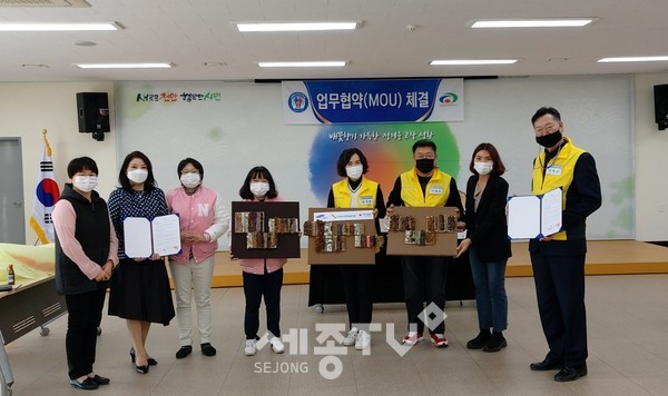 천안시 성환읍 주민자치회가 지난 26일 나다운 사회적 협동조합과 장애인 삶의 질 향상에 기여하기 위해 MOU를 체결했다.(사진제공=천안시청)