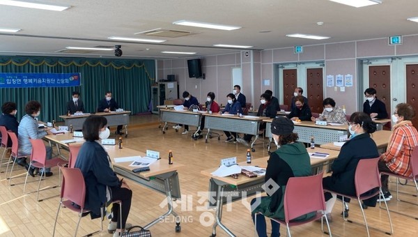 천안시 입장면 행복키움지원단이 28일 입장면 행정복지센터 회의실에서 단원 25여명이 참석한 가운데 간담회를 진행하고 있다.(사진제공=천안시청)