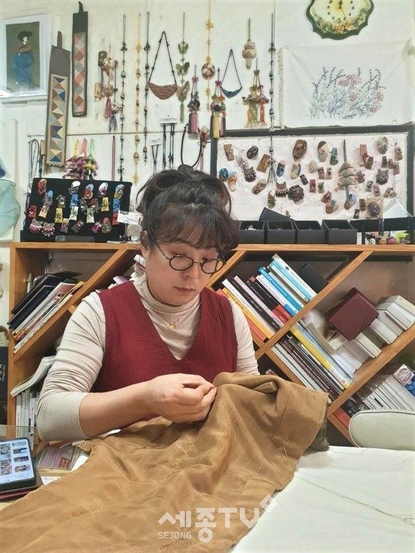 천안시 공예/전통규방공예 및 천연염색 분야 전통명인으로 선정된 이은자 씨.(사진제공=천안시청)