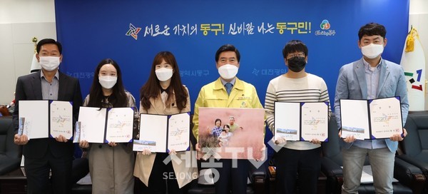 황인호 동구청장(가운데 오른쪽 첫 번째)이 수상자들과 기념 촬영 했다.(사진제공=동구청)