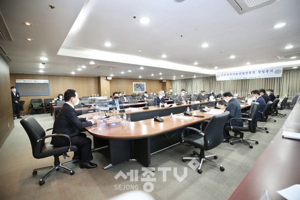 천안시가 5일 시청 중회의실에서 박상돈 천안시장(이사장), 박규일 초대 원장 등이 참석한 가운데 천안과학기술산업진흥원 창립총회를 진행하고 있다.(사진제공=천안시청)