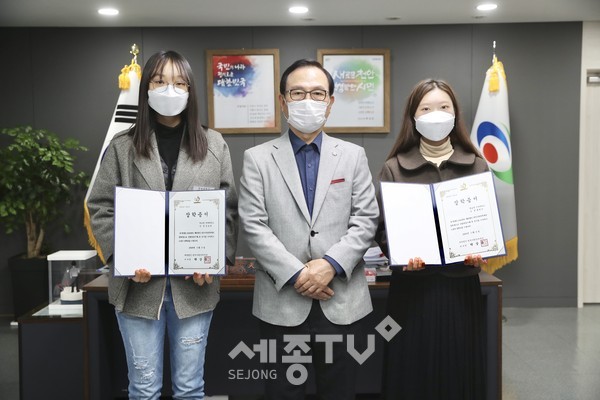 6일 시청 시장실에서 천안사랑장학재단의 2020년 정기장학생 선발자에 대한 장학증서 수여식이 열렸다.(사진제공=천안시청)