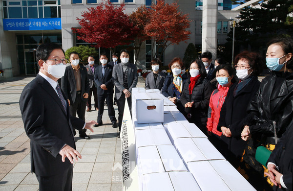 민주평화통일자문회의 대전서구협의회(회장 이창종)는 9일 서구청 광장에서 서구협의회 자문위원이 참석한 가운데 ‘동절기 이웃사랑 김장 나눔’ 행사를 가졌다.(사진제공=서구청)