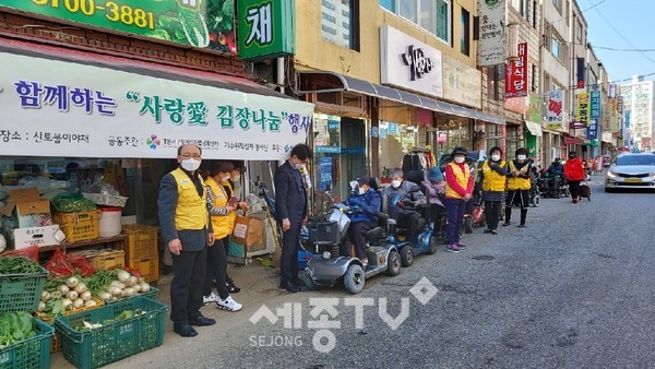 대전 서구 가수원동적십자봉사회(회장 정운엽)는 따뜻한 이웃사랑을 가득 담은 사랑의 김장김치 1,200kg(500만 원 상당)을 어려운 이웃 150세대에 전달했다.(사진제공=서구청)