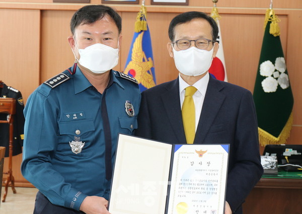 세종시설공단이 세종경찰서로부터 세종 지하공동구 방호·보안관리 공로를 인정받아 감사장을 받았다.(사진좌측,세종경찰서장 안태정 우)세종시설공단이사장 계용준)사진제공=세종시시설관리공단)