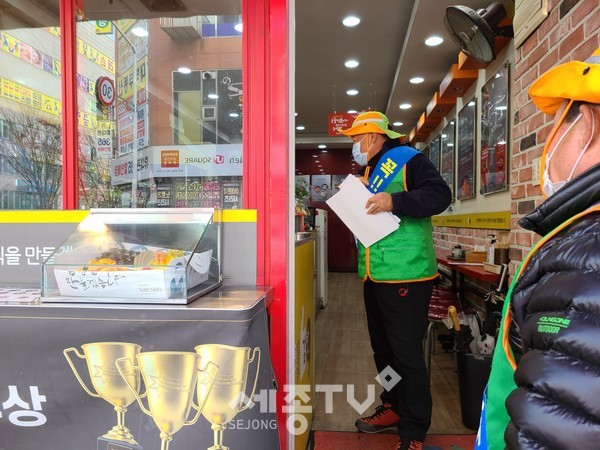 백석동 자율방재단원들이 24일에는 음식점, 카페, 미용실 등 관내 시설을 대상으로 방역수칙 점검 및 홍보 활동을 펼치고 있다.(사진제공=천안시청)