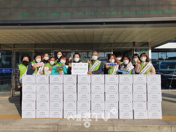 천안시 직산읍 행복키움지원단이 26일 김장김치 전달행사를 진행했다.(사진제공=천안시청)