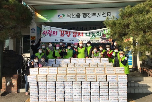 천안시 목천읍행복키움지원단이 26일 지역 내 취약계층에게 김장김치 200박스를 전달했다.(사진제공=천안시청)