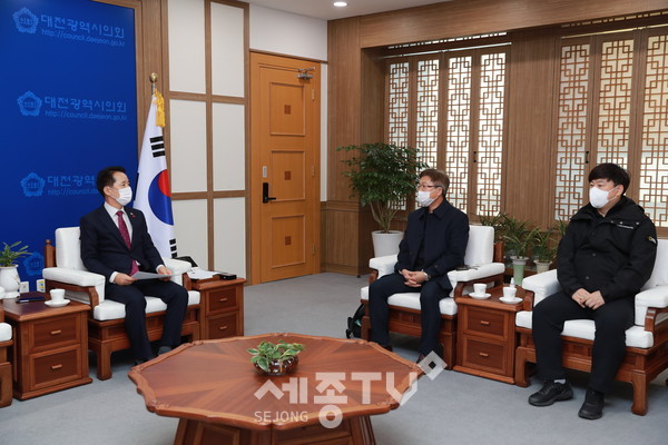 권중순 의장, 대전을지대학교병원 노동조합 임원진 접견1(왼쪽부터 권중순 의장, 보건 의료노조 대전충남본부 을지대병원지부 신문수 지부장, 보건 의료노조 대전충남본부 을지대병원지부 김일환 사무장)