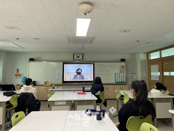 28일, 다정초등학교에서 각 교실에 영재교육과정 수료식을 개최하고 있다.(사진제공=세종시교육청)